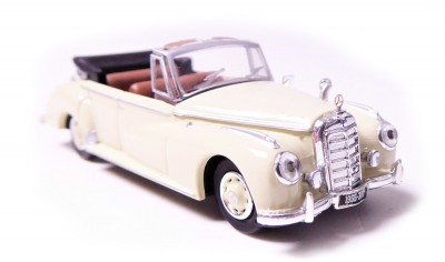 Brekina 38327: RICKO: Mercedes Benz 300 C beige