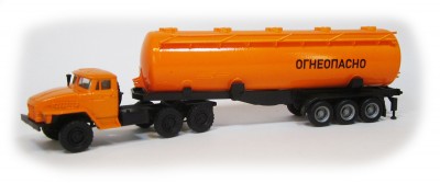 UkrAuto 220012: URAL Fuel tanker